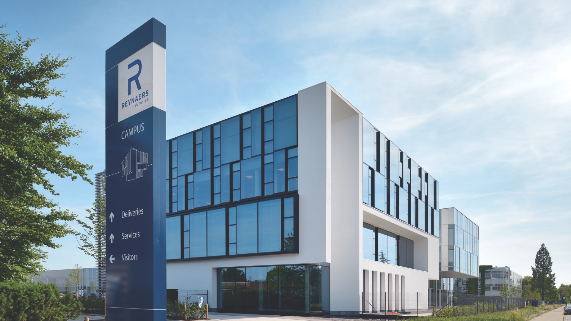 Reynaers gebouw met logo